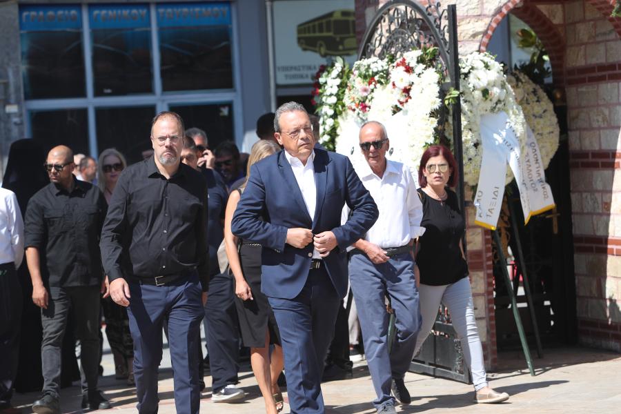 Η εξόδιος ακολουθία για τον εκλιπόντα γραμματέα της Κοινοβουλευτικής Ομάδας της Νέας Δημοκρατίας, Απόστολο Βεσυρόπουλο.