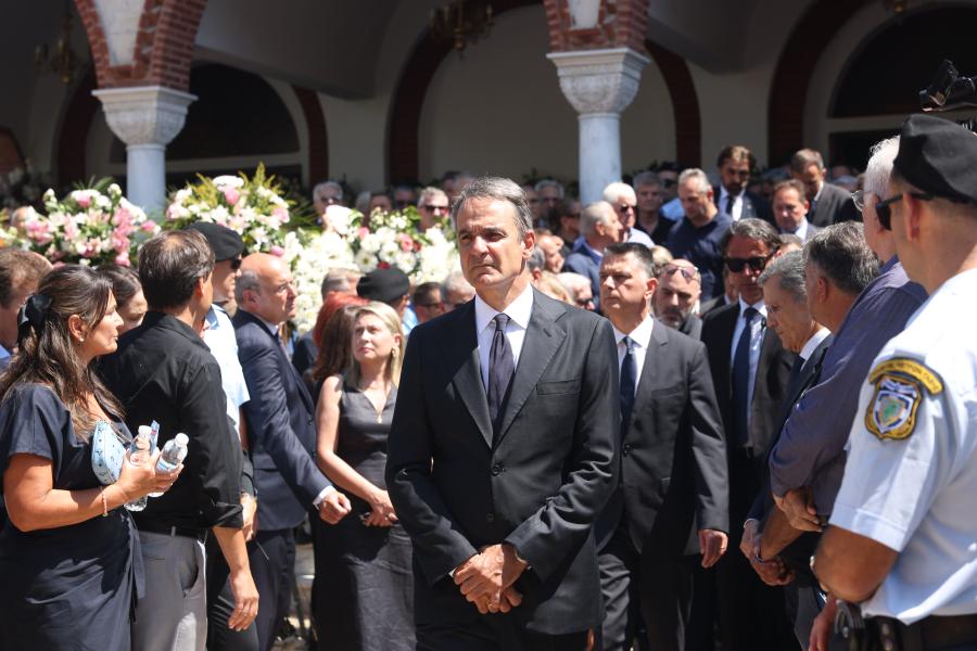 Η εξόδιος ακολουθία για τον εκλιπόντα γραμματέα της Κοινοβουλευτικής Ομάδας της Νέας Δημοκρατίας, Απόστολο Βεσυρόπουλο.