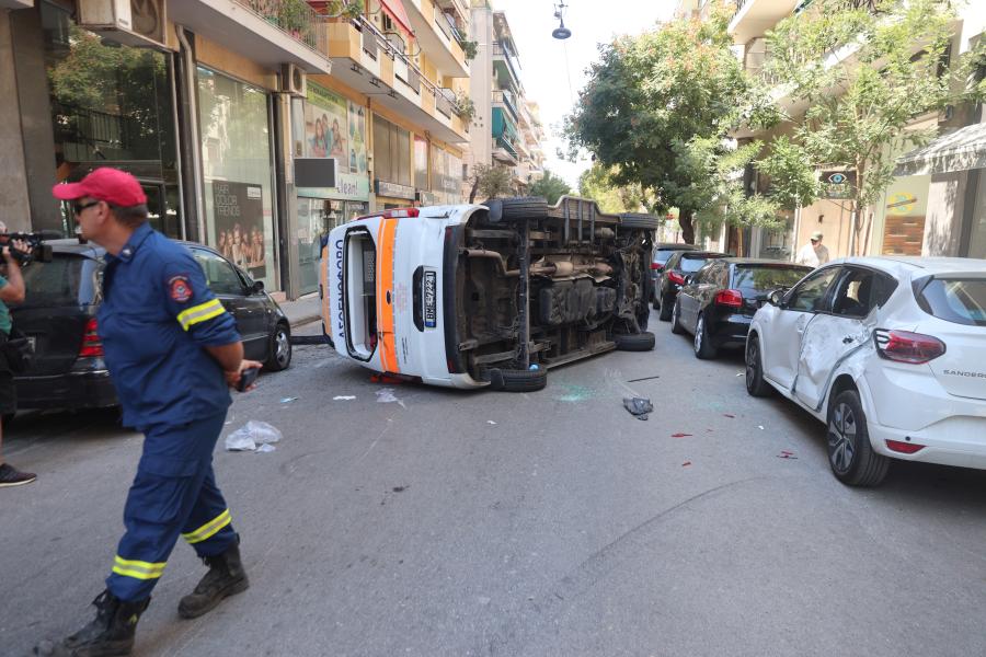 Ανατροπή ασθενοφόρου στο Γουδή