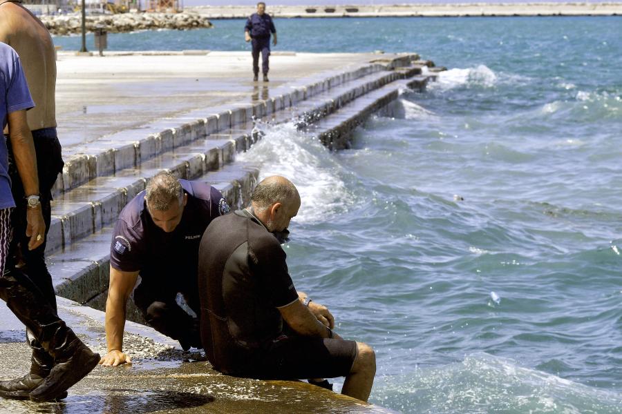 Ασθενοφόρο του ΕΚΑΒ και αστυνομικοί παρίστανται στην επιχείρηση ανάσυρσης ενός ημεδαπού 60χρονου άνδρα μετά από πτώση του οχήματός του στη θαλάσσια περιοχή του Αγίου Νικολάου στην Κόρινθο