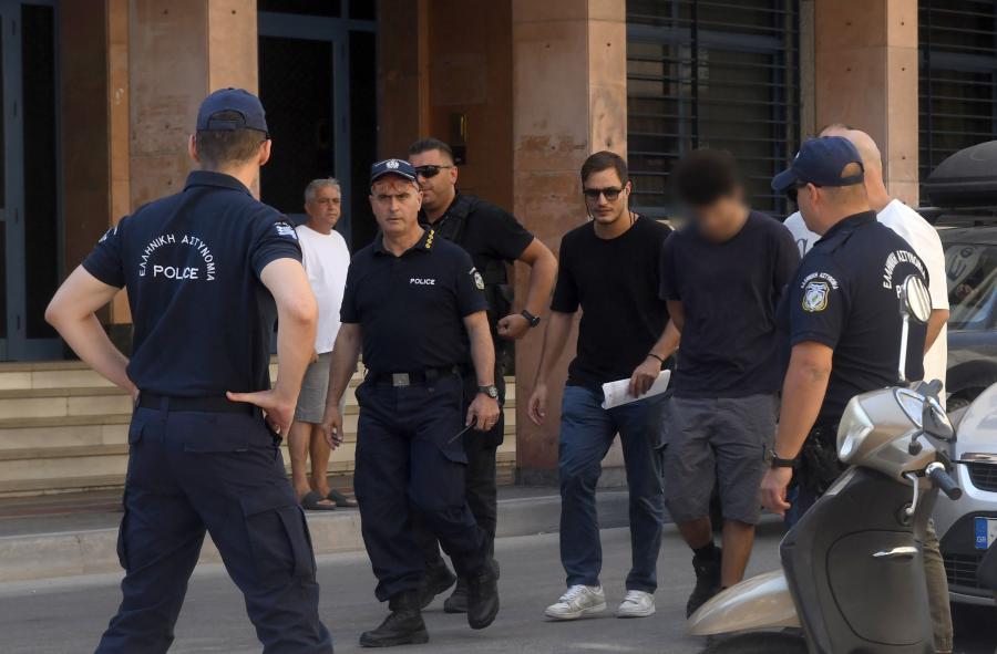 Άφιξη του 25χρονου στον Ανακριτή - Κατηγορείται για τη φωτιά στην περιοχή του Γηροκομείου, Πάτρα