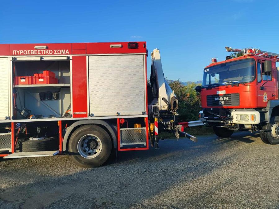 Η Πυροσβεστική στο σημείο που έγινε το θανατηφόρο τροχαίο, στο 2ο χλμ της Ε.Ο. Κοζάνης – Λάρισας