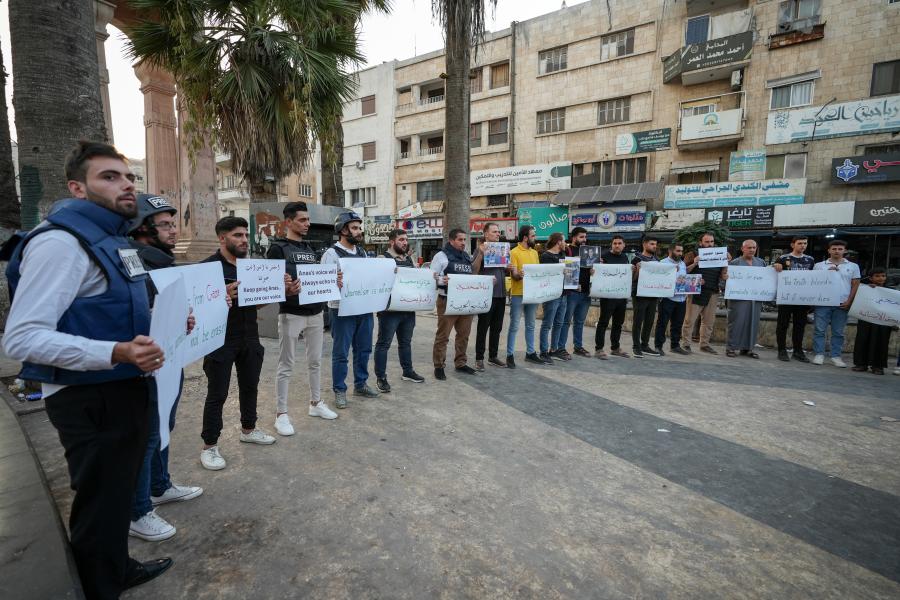 Σύροι δημοσιογράφοι κρατούν πλακάτ κατά τη διάρκεια διαμαρτυρίας κατά της δολοφονίας δημοσιογράφων στη Λωρίδα της Γάζας, στο Ιντλίμπ, στη βορειοδυτική Συρία, στις 11 Αυγούστου 2025