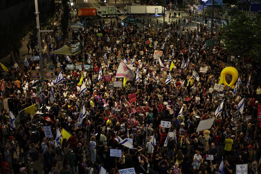 Διαδηλωτές συμμετέχουν σε διαδήλωση έξω από το στρατιωτικό αρχηγείο Kirya στο Τελ Αβίβ. Οικογένειες Ισραηλινών ομήρων και οι υποστηρικτές τους βγήκαν στους δρόμους ζητώντας από την κυβέρνηση να υπογράψει συμφωνία απελευθέρωσης ομήρων και κατάπαυσης του πυρός.