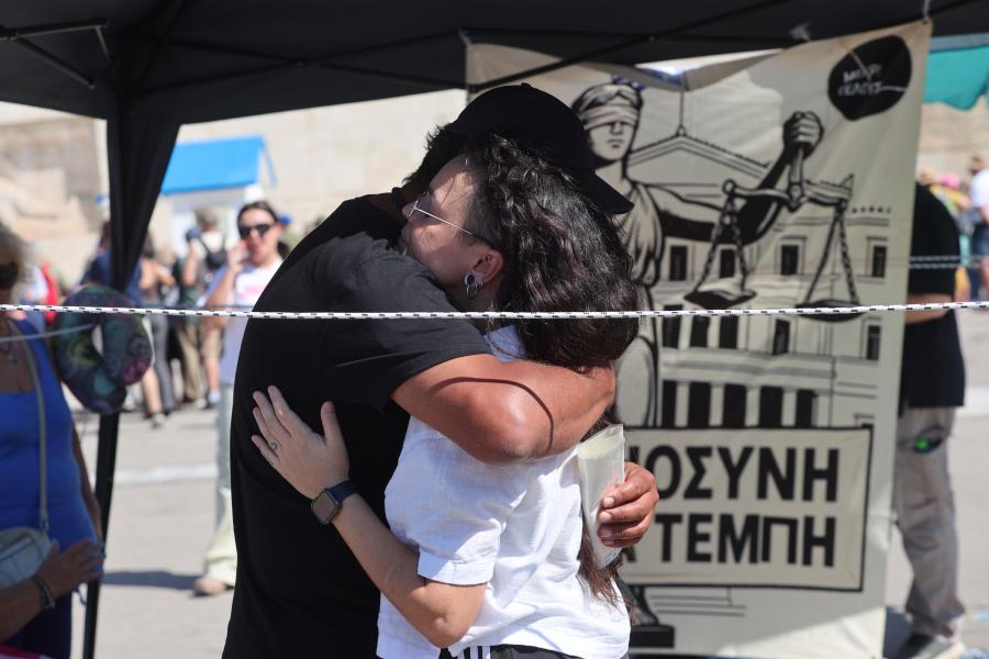 Ο Πάνος Ρούτσι αγκαλιά με μαθήτρια