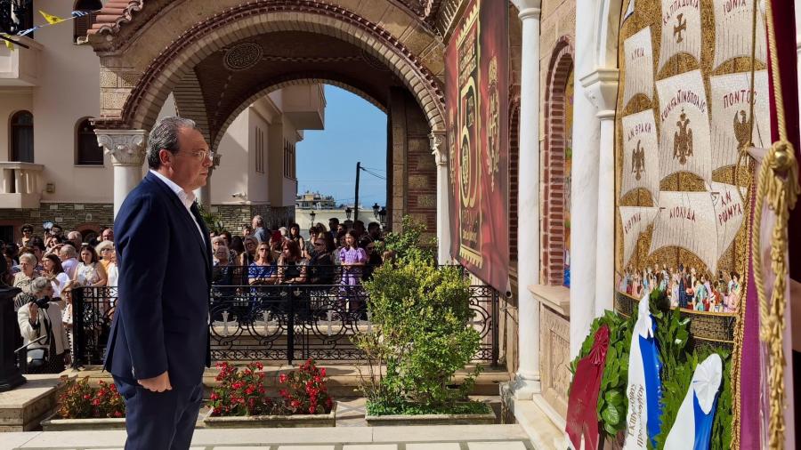 Ο Σωκράτης Φάμελλος καταθέτει στεφάνι στο Μνημείο Προσφυγικού Ελληνισμού