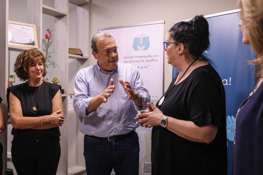 Ο Σωκράτης Φάμελλος στον Σύλλογο Ατόμων με Αυτισμό «ΜΑμΑ» στη Βέροια