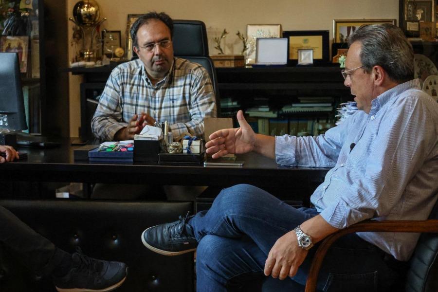 Ο Σωκράτης Φάμελλος συνομιλώντας με τον δήμαρχο Βέροιας