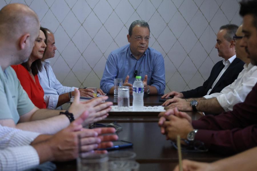 O Σωκράτης Φάμελλος σε συνάντηση με την Ένωση Ξενοδόχων Πιερίας