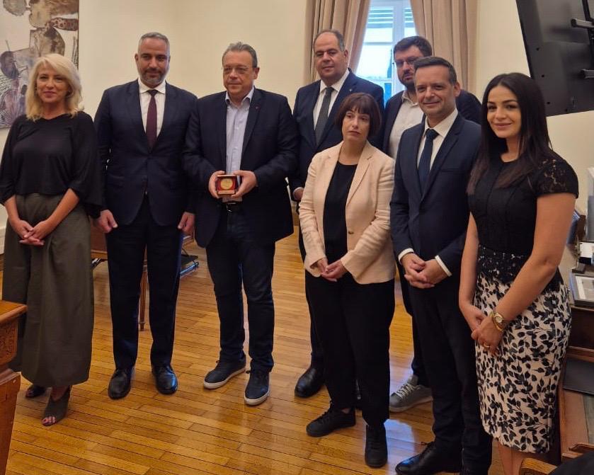 ΦΑΜΕΛΛΟΣ ΠΑΛΑΙΣΤΙΝΙ ΒΟΥΛΗ