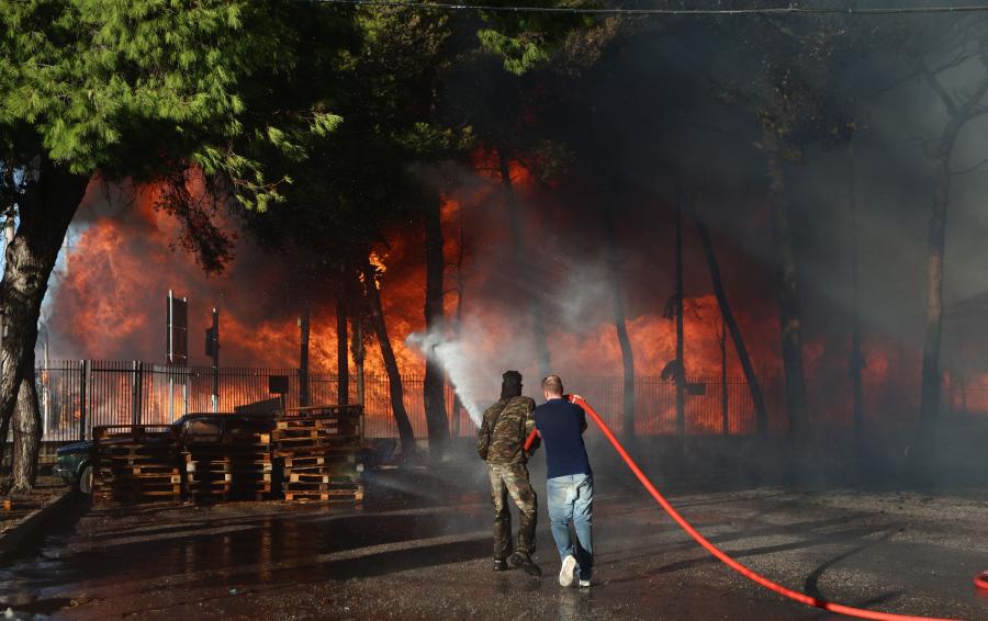 Φωτιά στο Μενίδι