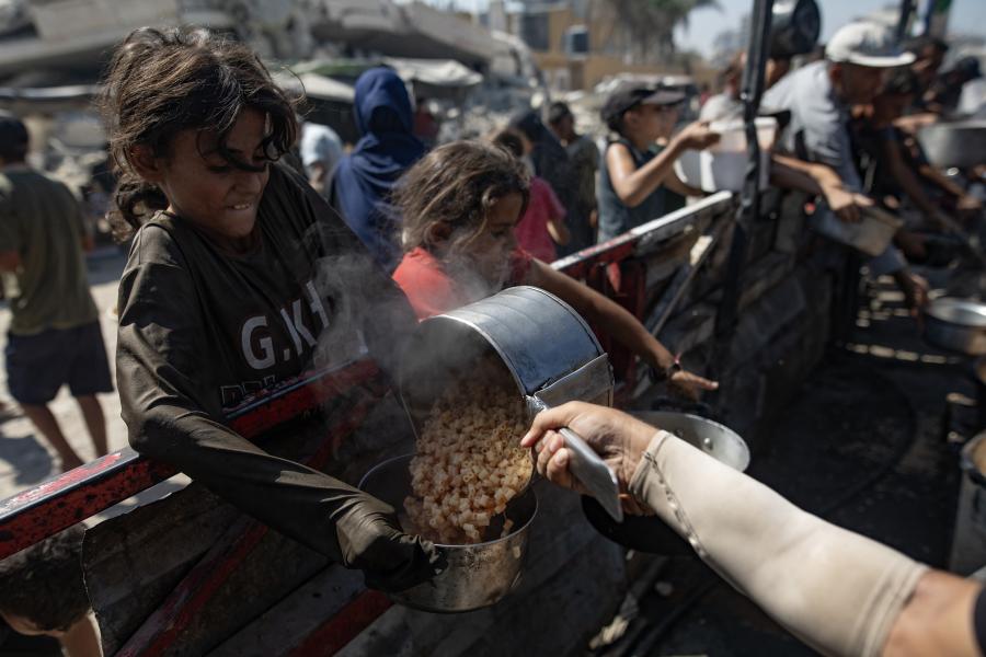 Παλαιστίνιοι σε κουζίνα φιλανθρωπικής οργάνωσης 