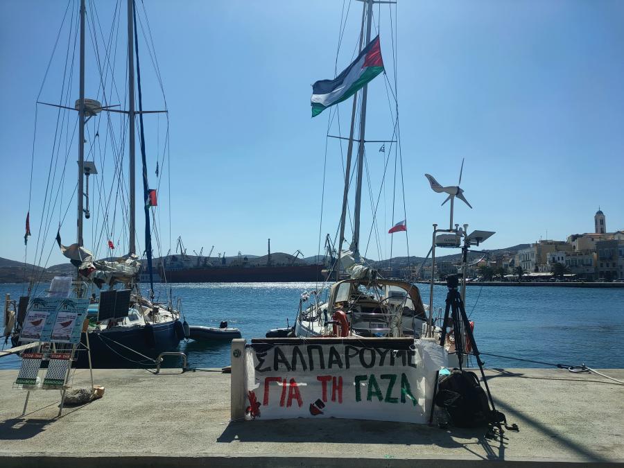 Το μικρό ιστιοπλοϊκό «Οξυγόνο» στο λιμάνι της Σύρου πριν αναχωρήσει για την Παλαιστίνη