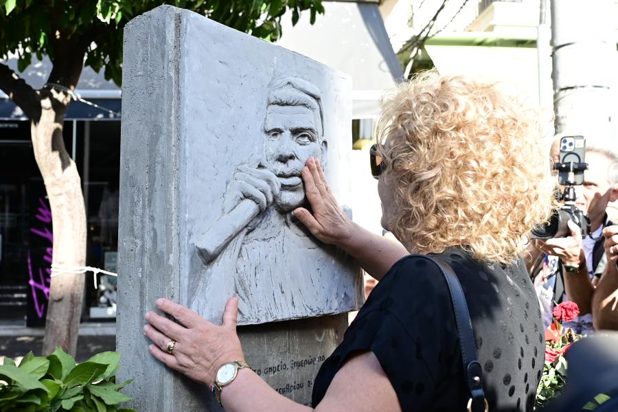 Η Μάγδα Φύσσα στο μνημείο του Παύλου