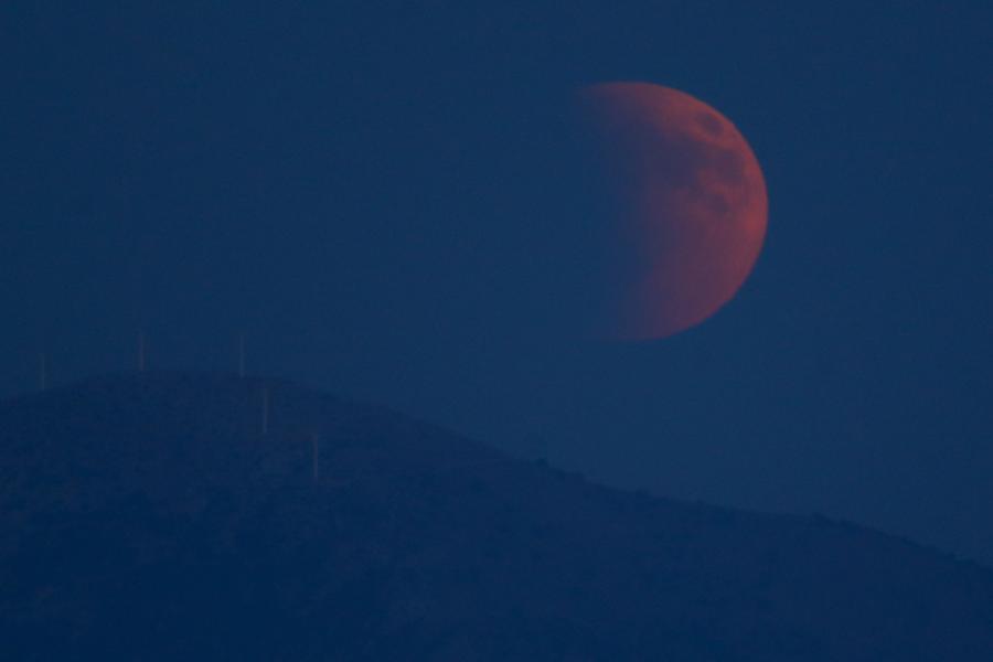 Η σπάνια ολική έκλειψη Σελήνης, γνωστή ως «Ματωμένο Φεγγάρι»