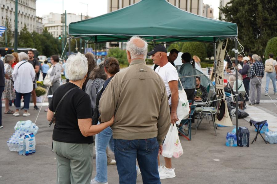 Κόσμος στο Σύνταγμα για να συμπαρασταθεί στον απεργό πείνας Πάνο Ρούτσι