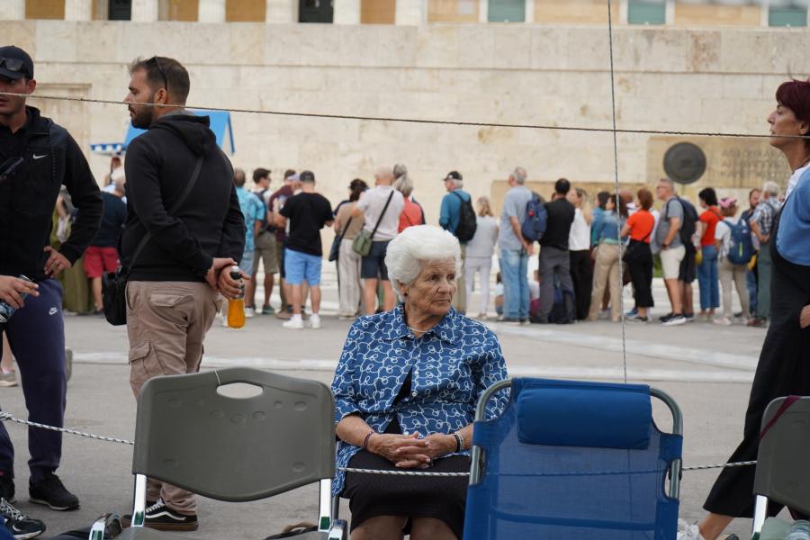 Κόσμος στο Σύνταγμα για να συμπαρασταθεί στον απεργό πείνας Πάνο Ρούτσι