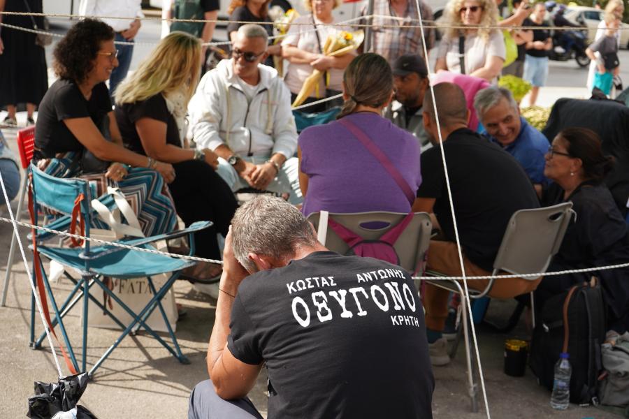 Κόσμος στο Σύνταγμα για να συμπαρασταθεί στον απεργό πείνας Πάνο Ρούτσι
