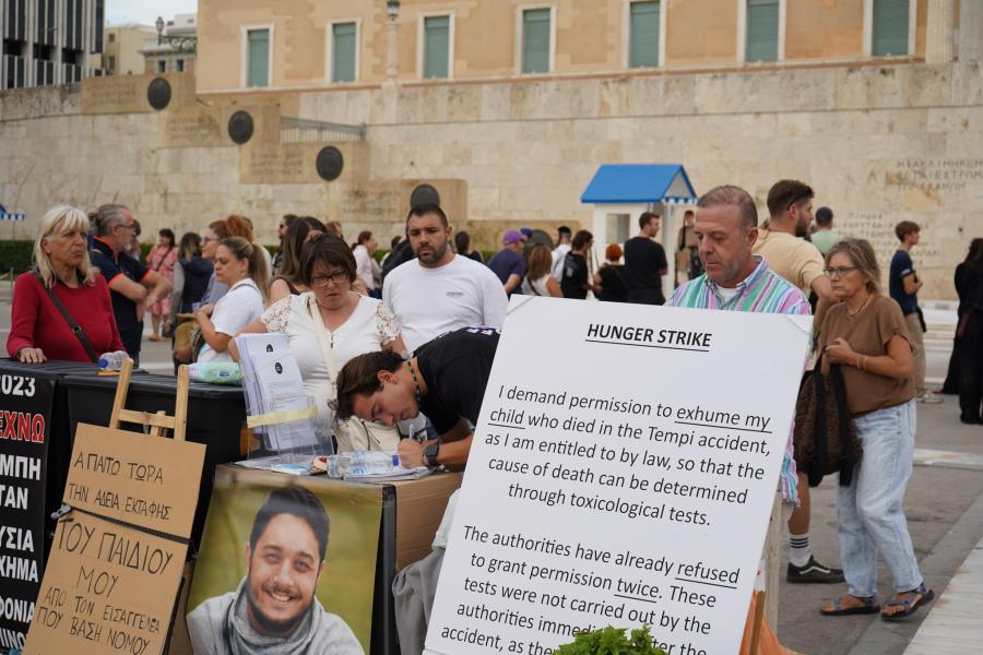 Κόσμος στο Σύνταγμα για να συμπαρασταθεί στον απεργό πείνας Πάνο Ρούτσι