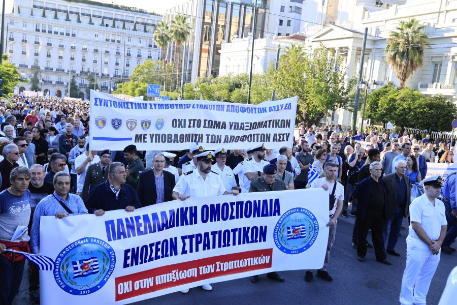 Διαμαρτυρία των ένστολων έξω από τη Βουλή για το πολυνομοσχέδιο του υπουργείου Άμυνας