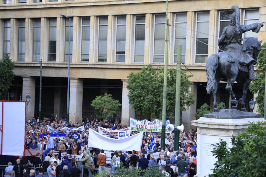 Διαμαρτυρία των ένστολων έξω από τη Βουλή για το πολυνομοσχέδιο του υπουργείου Άμυνας