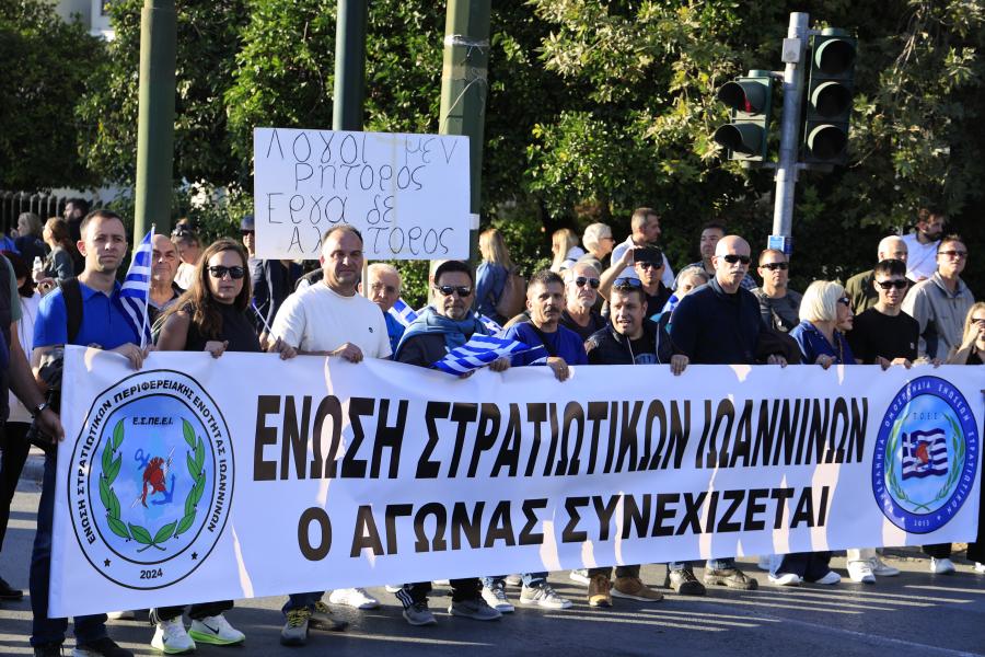 Διαμαρτυρία των ένστολων έξω από τη Βουλή για το πολυνομοσχέδιο του υπουργείου Άμυνας
