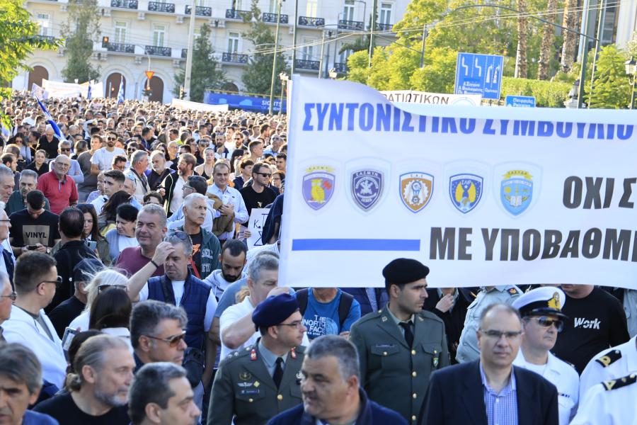 Διαμαρτυρία των ένστολων έξω από τη Βουλή για το πολυνομοσχέδιο του υπουργείου Άμυνας