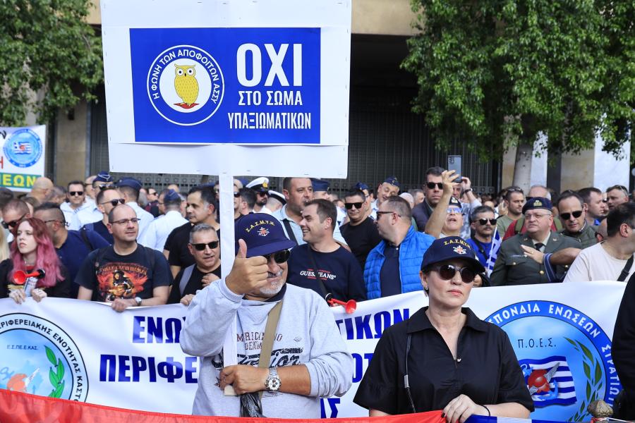 Διαμαρτυρία των ένστολων έξω από τη Βουλή για το πολυνομοσχέδιο του υπουργείου Άμυνας