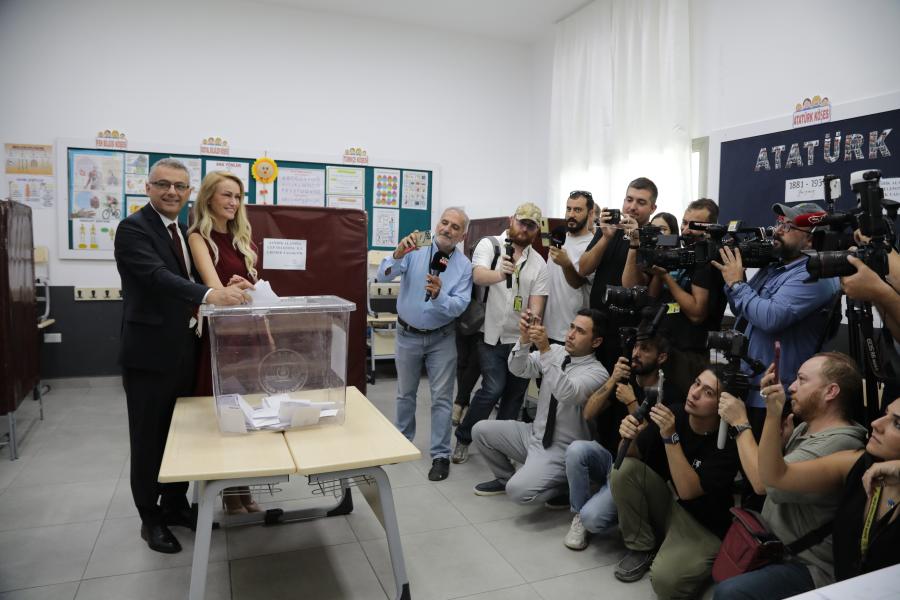 Τα πρώτα αποτελέσματα των παράνομων «εκλογών» δίνουν προβάδισμα στον Τουφάν Έρχιουρμαν