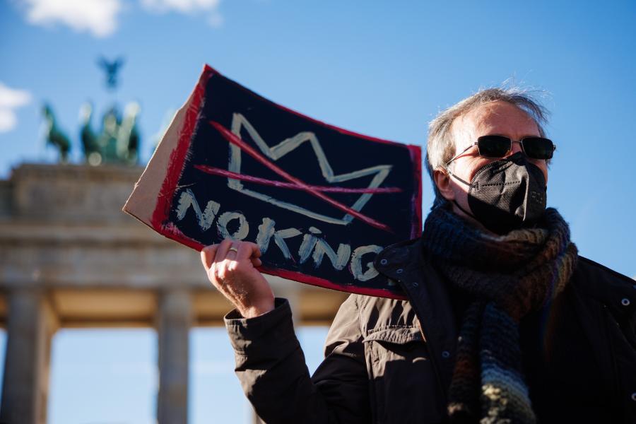 Με κεντρικό σύνθημα «No Kings» (Οχι στους βασιλιάδες), εκατομμύρια διαδηλώνουν για να καταγγείλουν την αυταρχική άσκηση της εξουσίας από τον Ντόναλντ Τραμπ