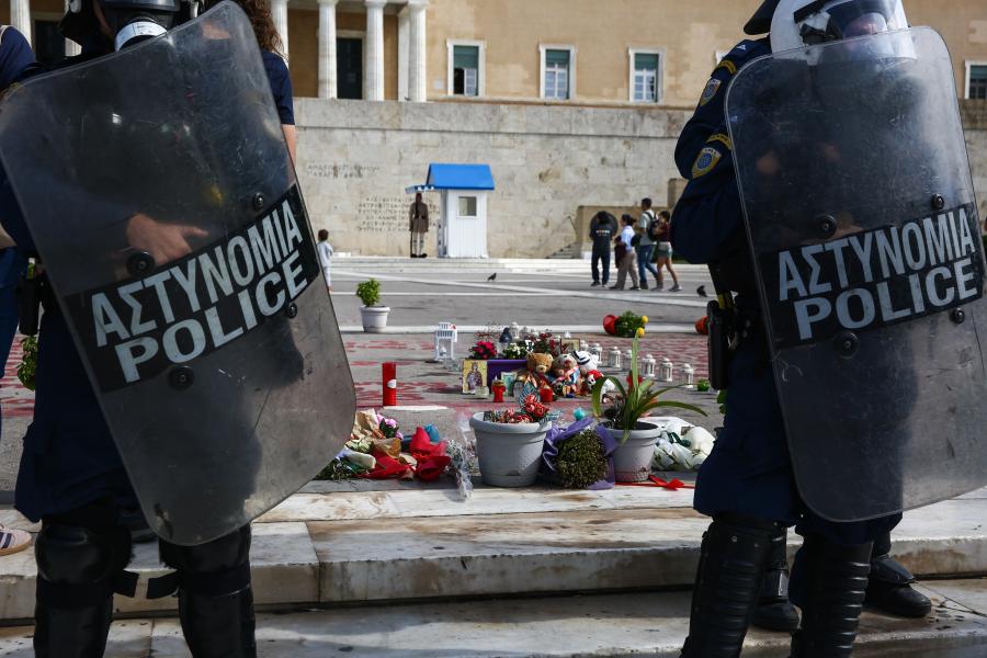 ΜΑΤ μπροστά από το μνημείο για τα Τέμπη