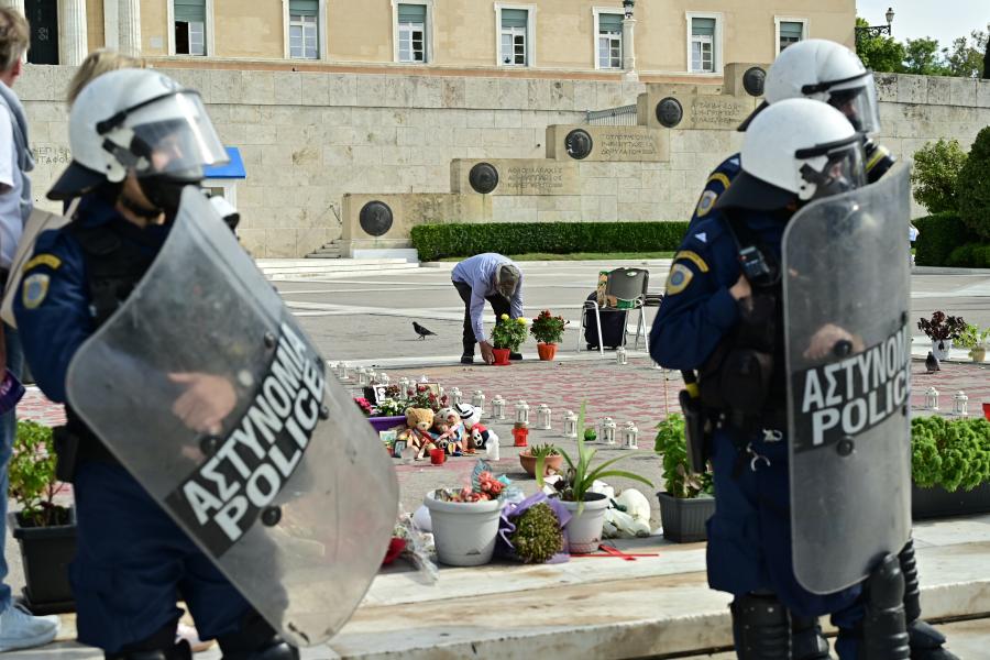 ΜΑΤ μπροστά από το μνημείο για τα Τέμπη
