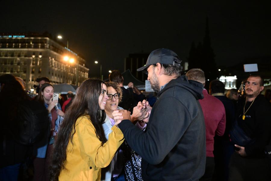 Κόσμος στο Σύνταγμα στηρίζει τον Πάνο Ρούτσι που τελείωσε την απεργία πείνας