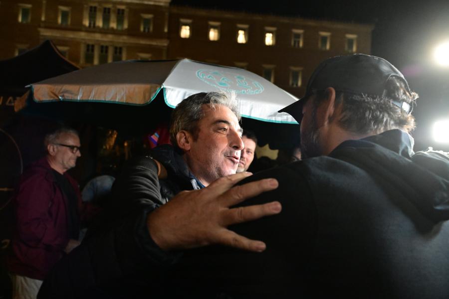 Κόσμος στο Σύνταγμα στηρίζει τον Πάνο Ρούτσι που τελείωσε την απεργία πείνας