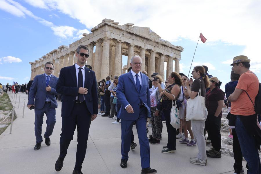 Έπαρση της σημαίας στον Ιερό Βράχο της Ακρόπολης παρουσία του ΠτΔ Κώστα Τασούλα – Εορτασμός 81ης επετείου Απελευθέρωσης της Αθήνας από τη Γερμανική Κατοχή 