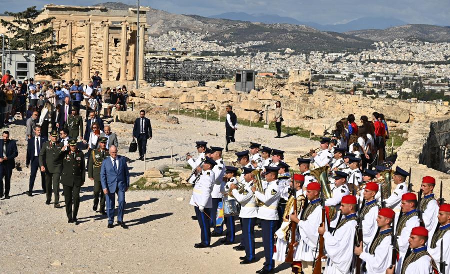 Έπαρση της σημαίας στον Ιερό Βράχο της Ακρόπολης παρουσία του ΠτΔ Κώστα Τασούλα – Εορτασμός 81ης επετείου Απελευθέρωσης της Αθήνας από τη Γερμανική Κατοχή