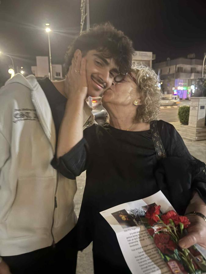 Η Μάγδα Φύσσα παραλαμβάνει το γράμμα του Adelio Silva και τους σπόρους γαρύφαλλων