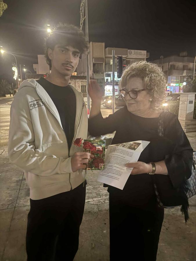 Η Μάγδα Φύσσα παραλαμβάνει το γράμμα του Adelio Silva και τους σπόρους γαρύφαλλων