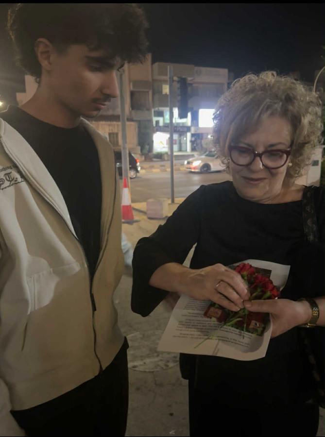 Η Μάγδα Φύσσα παραλαμβάνει το γράμμα του Adelio Silva και τους σπόρους γαρύφαλλων