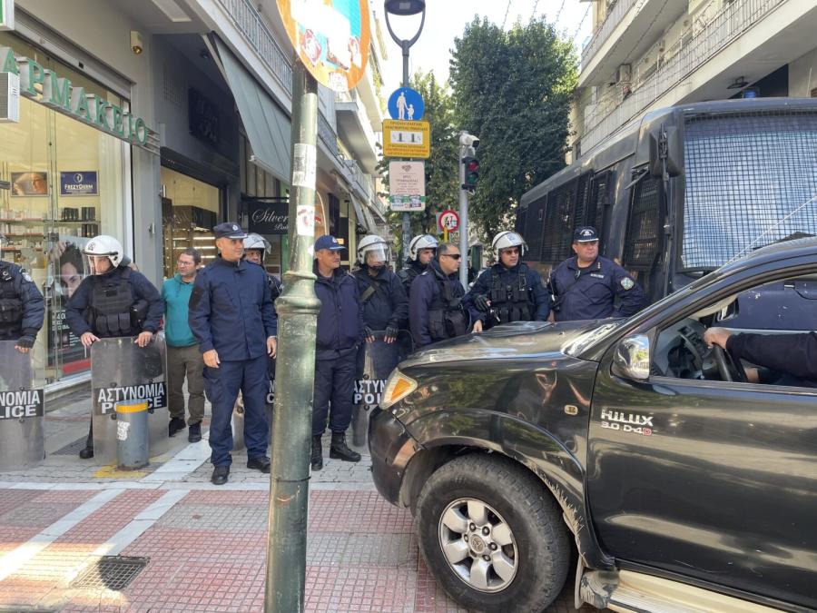 Αστυνομία έξω από το γραφείο του Κέλλα στη Λάρισα