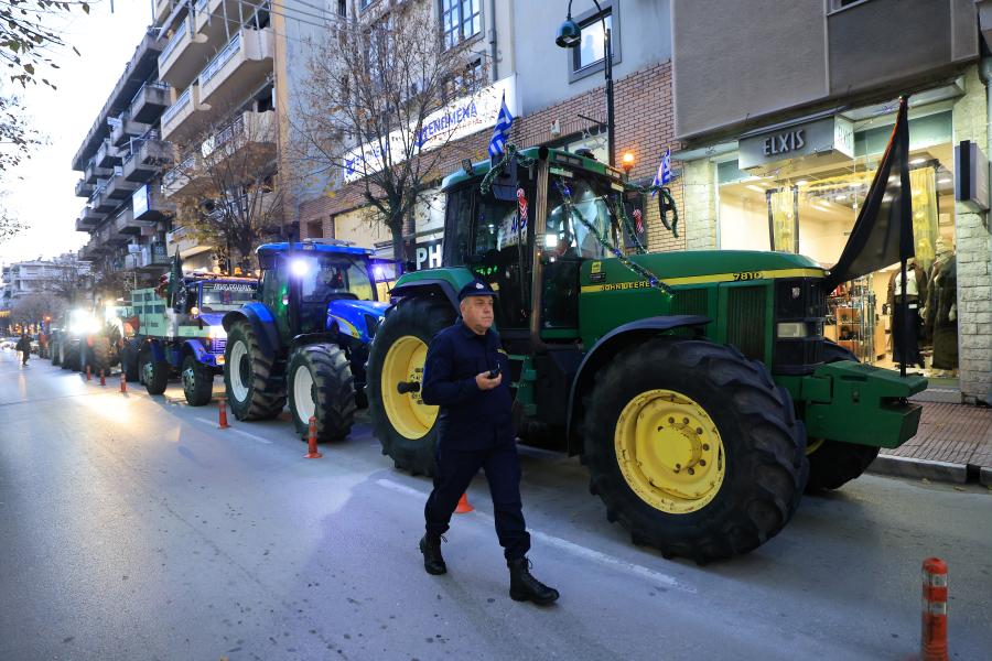 Διαμαρτυρία αγροτών στην Λάρισα έξω από τα γραφεία βουλευτών της ΝΔ