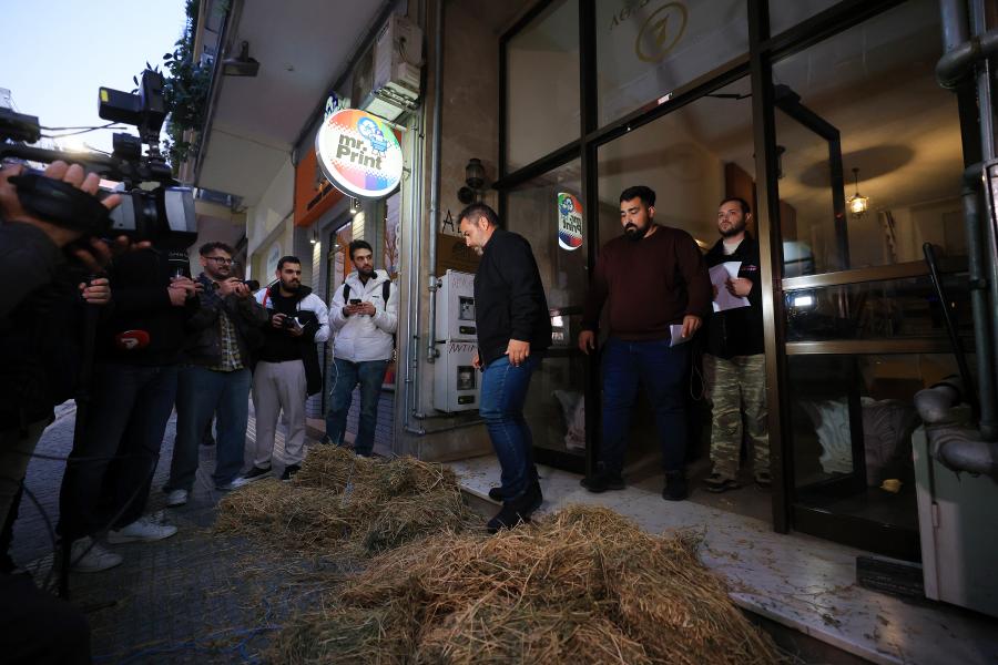 Διαμαρτυρία αγροτών στην Λάρισα έξω από τα γραφεία βουλευτών της ΝΔ