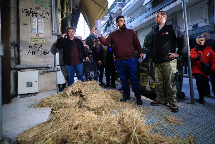 Διαμαρτυρία αγροτών στην Λάρισα έξω από τα γραφεία βουλευτών της ΝΔ