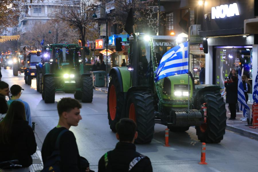 Διαμαρτυρία αγροτών στην Λάρισα έξω από τα γραφεία βουλευτών της ΝΔ