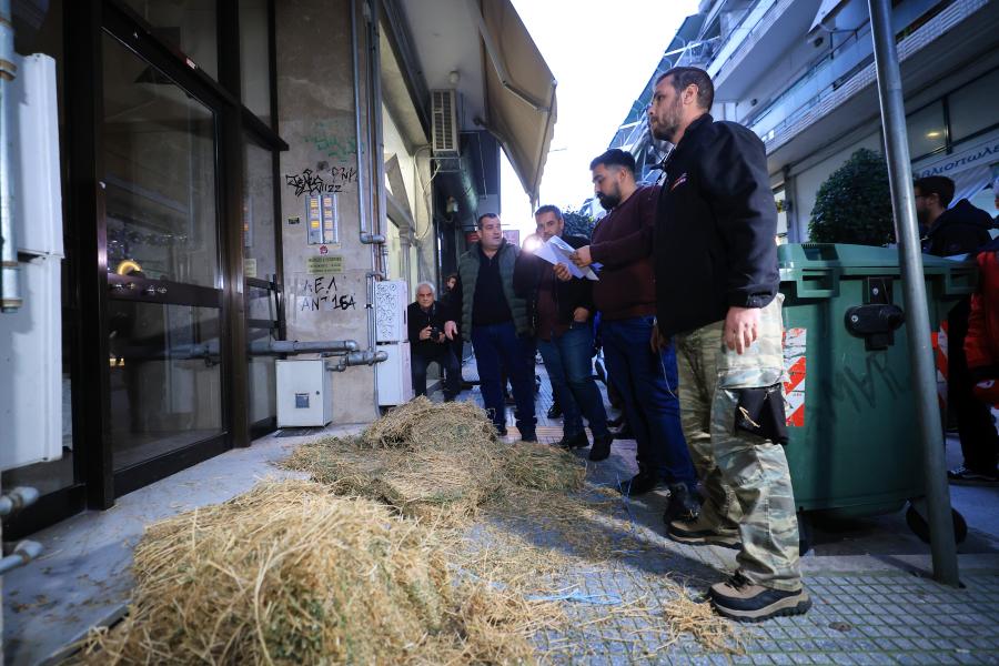 Διαμαρτυρία αγροτών στην Λάρισα έξω από τα γραφεία βουλευτών της ΝΔ