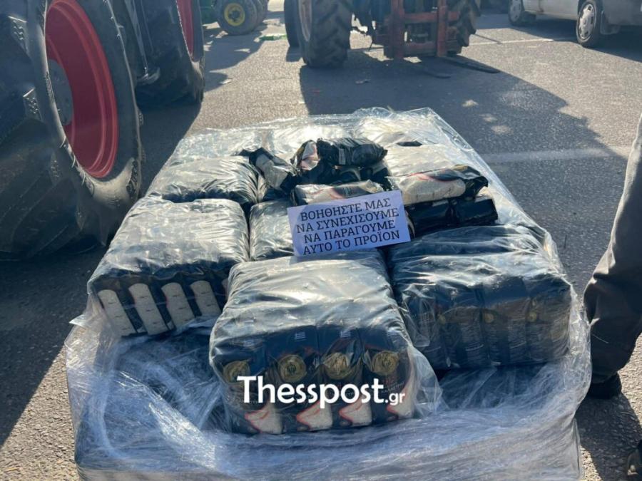 Αγρότες μοιράζουν ρύζι στα διόδια των Μαλγάρων