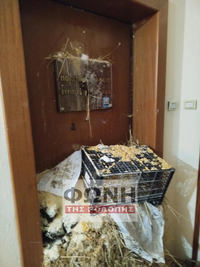 Αγρότες πέταξαν άχυρα και κοπριά στο γραφείο του Στυλιανίδη 