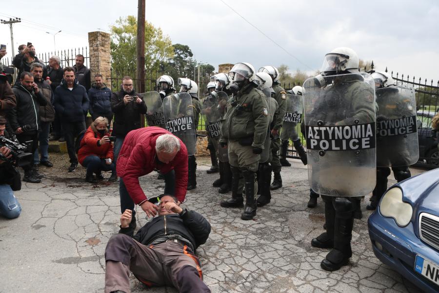 Χημικά και δακρυγόνα κατά των συγκεντρωμένων από τα ΜΑΤ στα Πράσινα Φανάρια