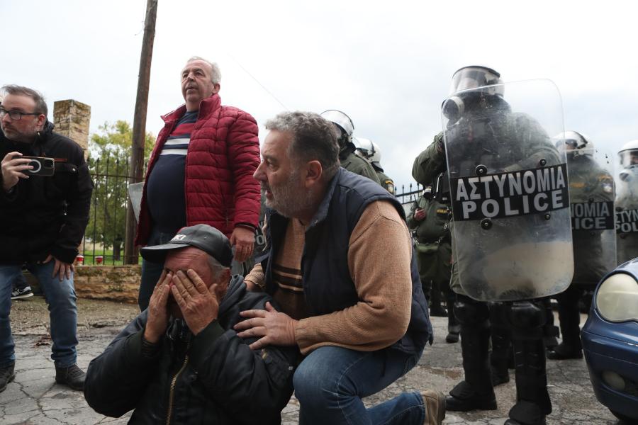 Χημικά και δακρυγόνα κατά των συγκεντρωμένων από τα ΜΑΤ στα Πράσινα Φανάρια