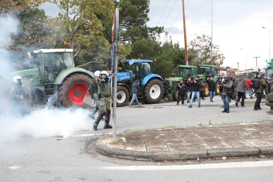 Χημικά και δακρυγόνα κατά των συγκεντρωμένων από τα ΜΑΤ στα Πράσινα Φανάρια
